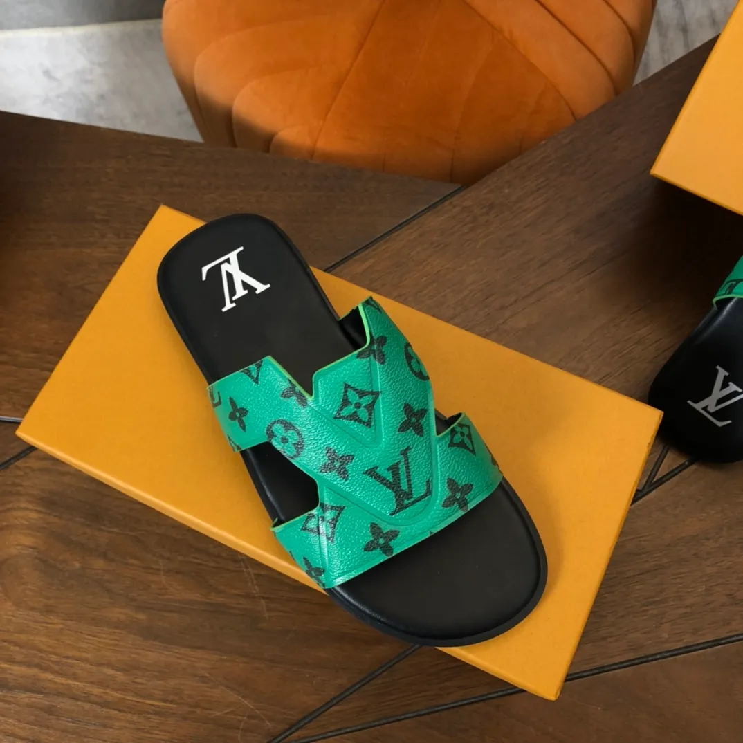 Factory price: 270💰LV counters are selling new brand luxury men's slippers, casual, loose and comfortable. The must-have model in the picture above [Happy][Happy], multiple colors available Size: 38-44, customized 45